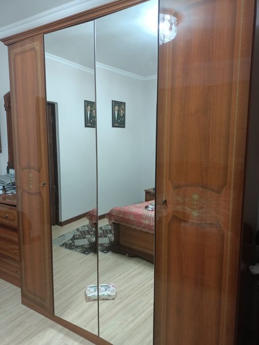 Классический шкаф и комод с зеркалом
