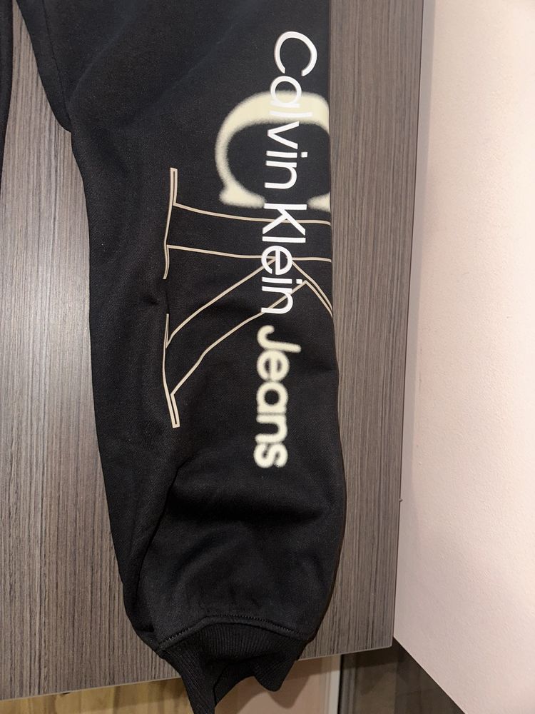 Оригинален чисто нов анцуг Calvin Klein