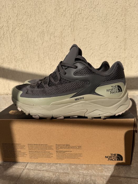 Обувки The North Face Vectiv, тъмносиво и бежаво, 43 номер