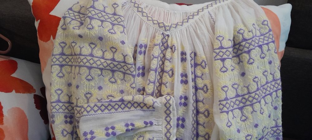 Ie tradițională cusuta manual impecabilă