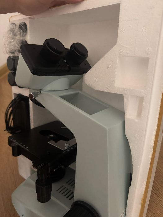 Microscop profesional nou Celestron 44108 1500x, cu accesorii