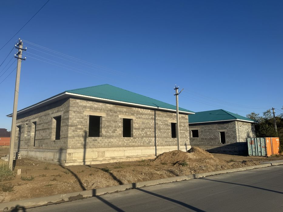 САТЫЛАДЫ/Продам новый большой высокий 1 этажный дом с домом на участке