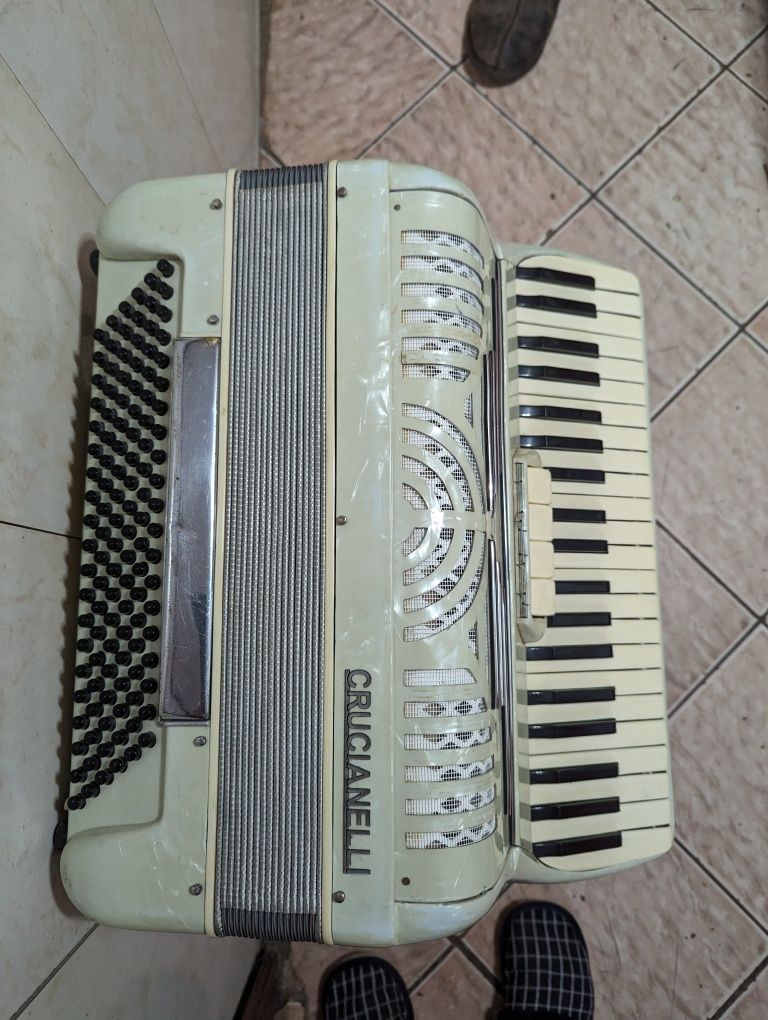 Acordeon italian Crucianelli cu 120 basi