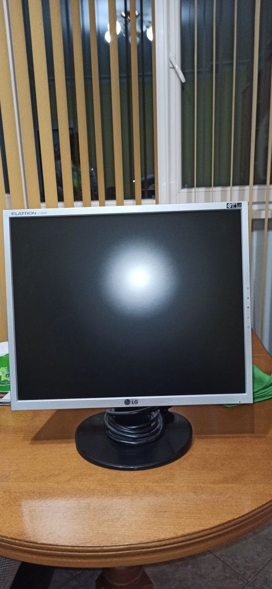 Продавам LCD монитор 19" LG