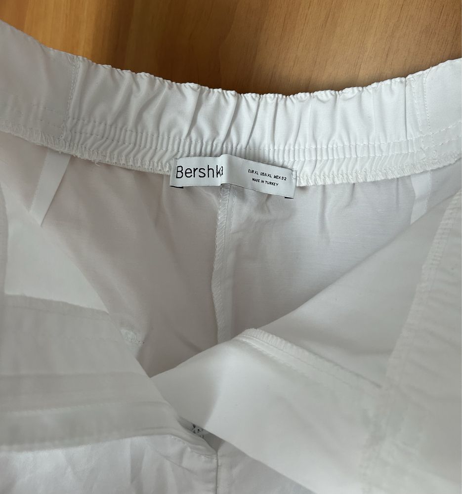 Pantaloni scurti tip fusta Bershka