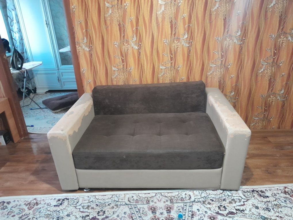Отдам диван даром