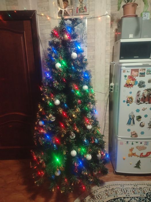 Елка 2 метра все светится ветки