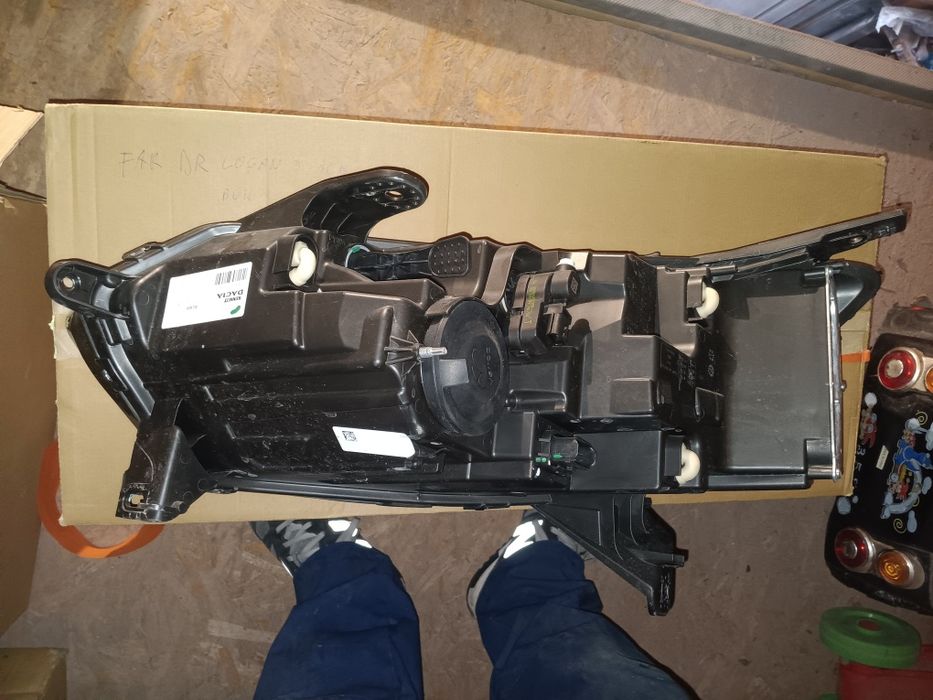 Vând far dreapta logan 3 cu alb