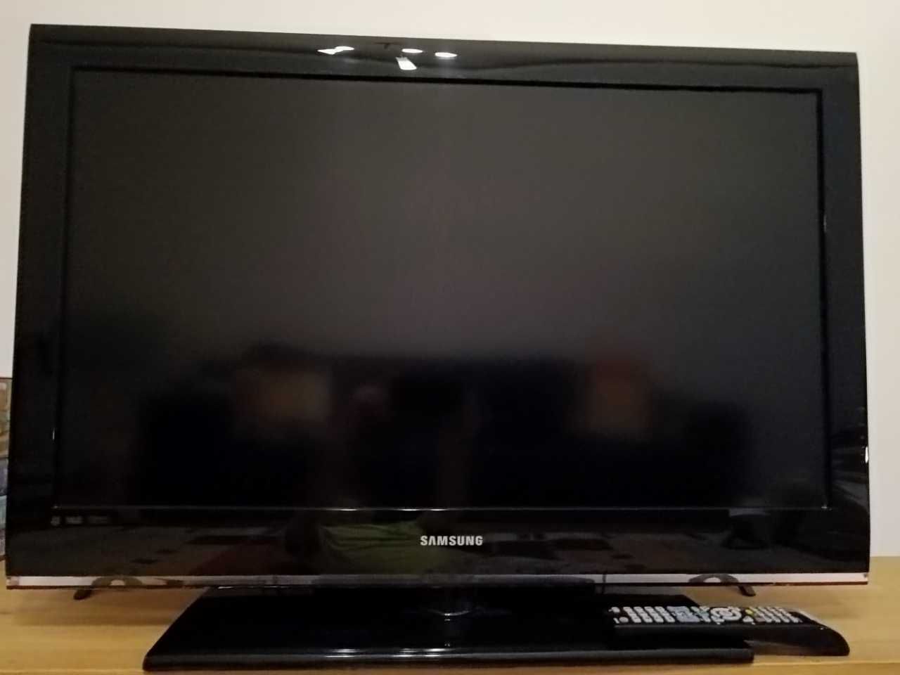 Televizor LCD Samsung diagonala 94 cm