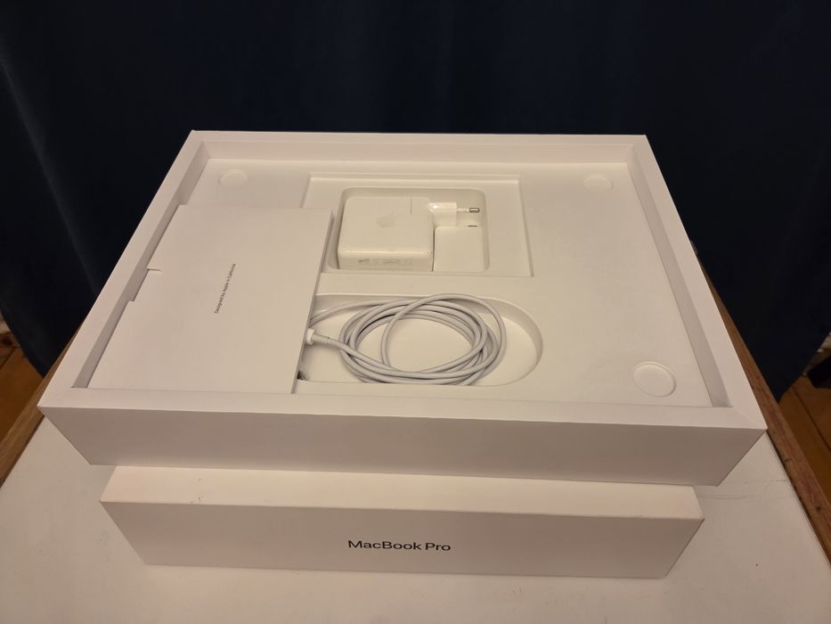 vând Macbook Pro M1