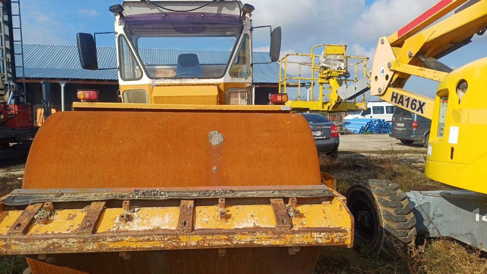 Închiriem Cilindru compactor DYNAPAC CA25D