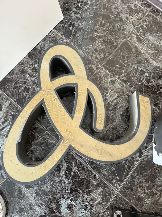 Продам вывеску буквы Carat с бриллиантом