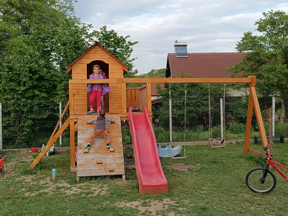 Căsuța din lemn cu leagăn