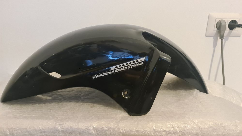 Carena aripă față deHonda CBR 1100xx , stare perfecta.