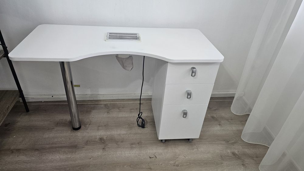 Masa manichiura cu aspirator