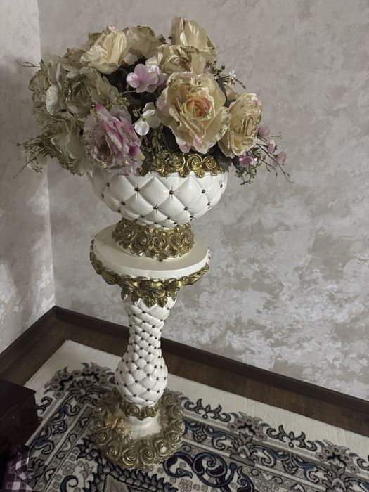 Подставка для цветов с цветами