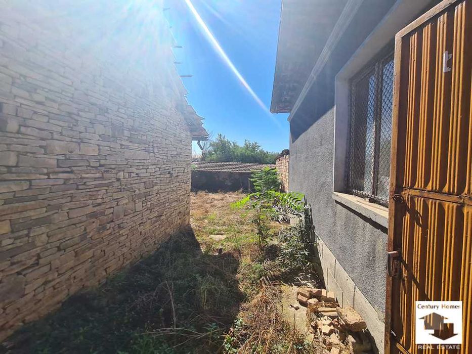 140325 Двуетажна къща с двор и стоп. постройки в с. Горна Липница