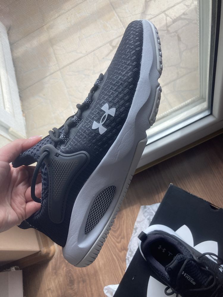 Оригинални  нови Under Armour маратонки