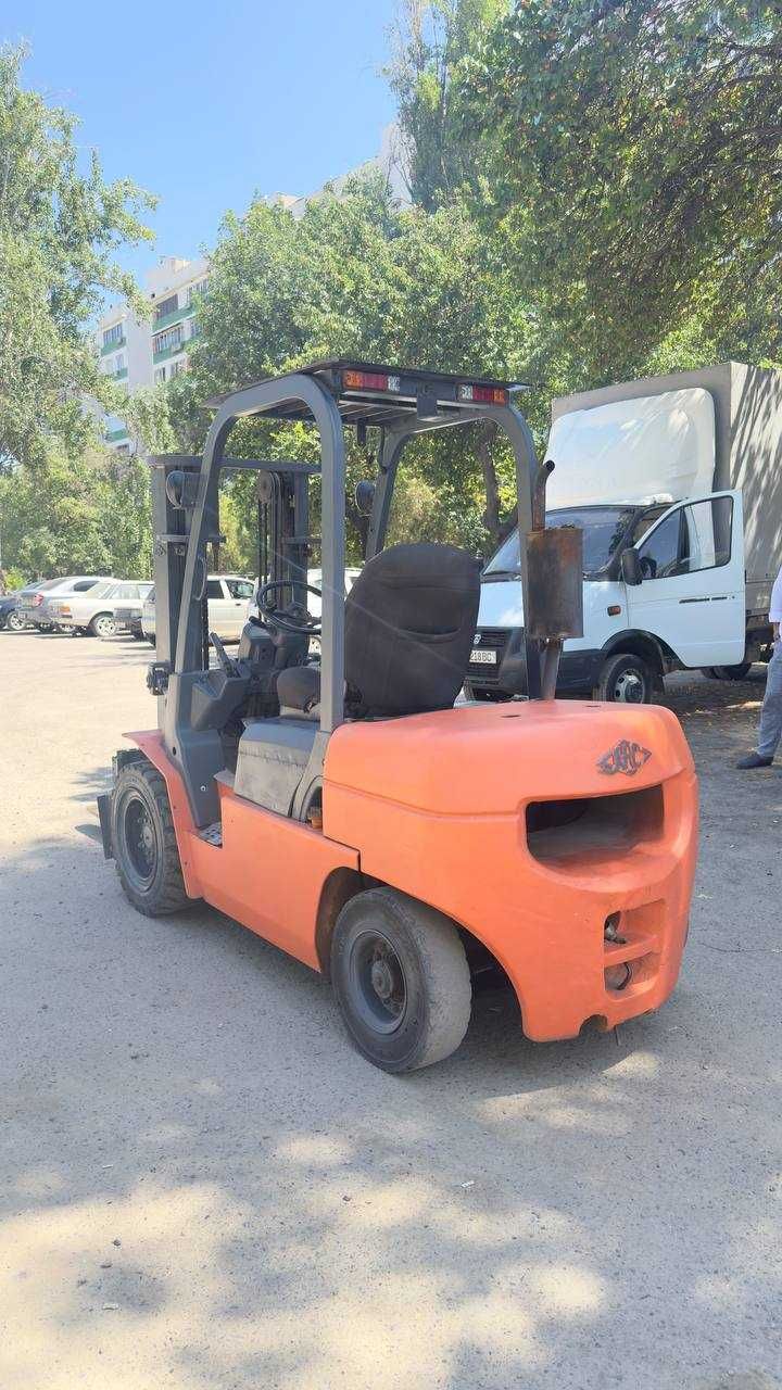 Вилочный погрузчик (Кара) хитой JTC бренди 3,5 т., 3 м, холати Зур.