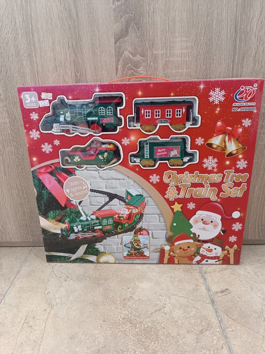 Коледен влак с приставка за елха