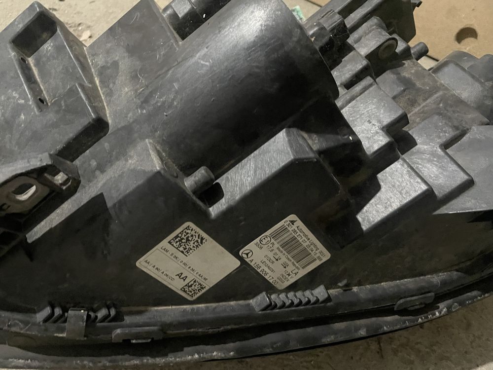 Vand far xenon stanga Mercedes GLA A1569061700