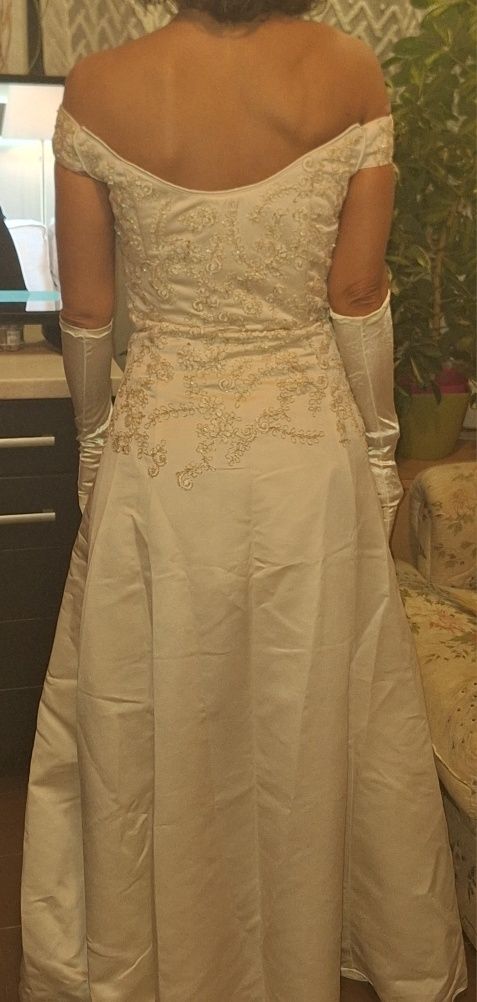Сватбена рокля цвят шампанско