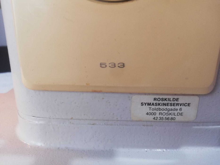 Mașina de cusut electrica Singer 533