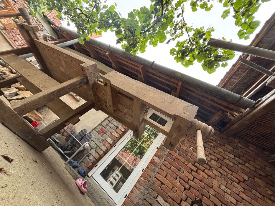 Banc de lucru pentru tâmplărie foarte veche în stare de funcționare