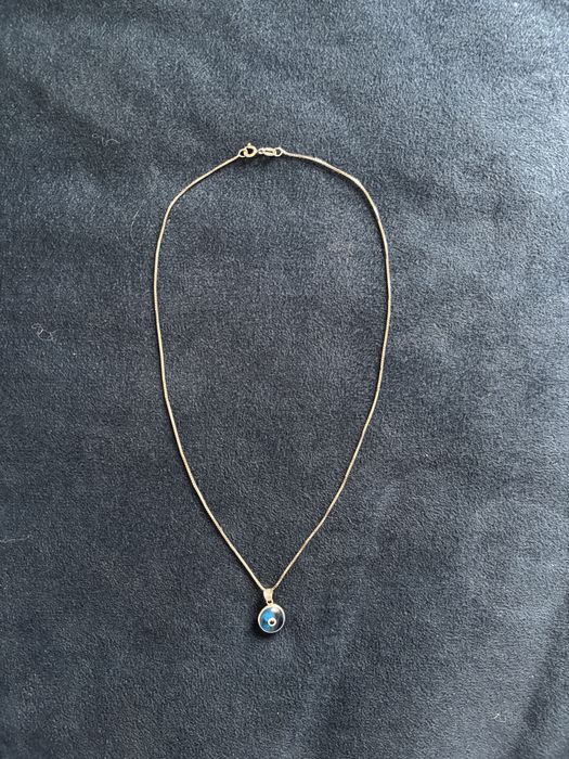 Сребърно колие със синьо око против уроки