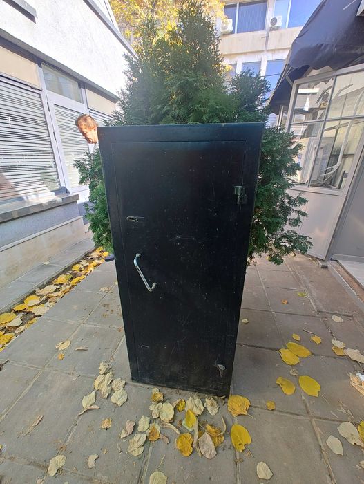 Масивен метален сейф