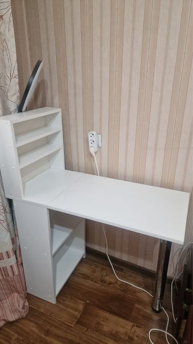 Срочно продам складной маникюрный стол!