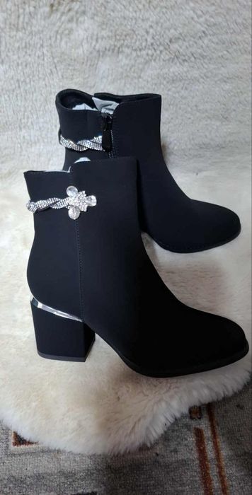 Botine noi superbe