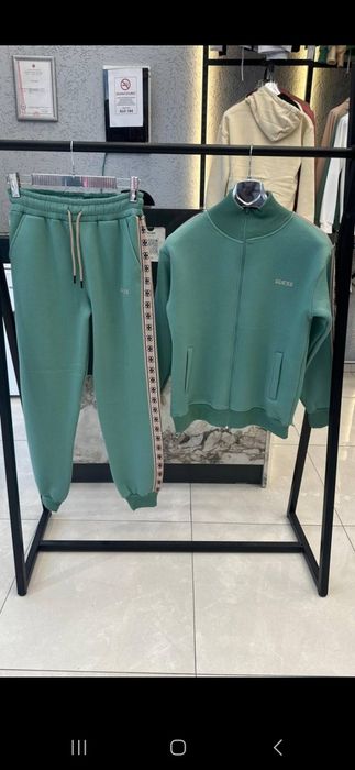 Налични дамски екипи и долнища