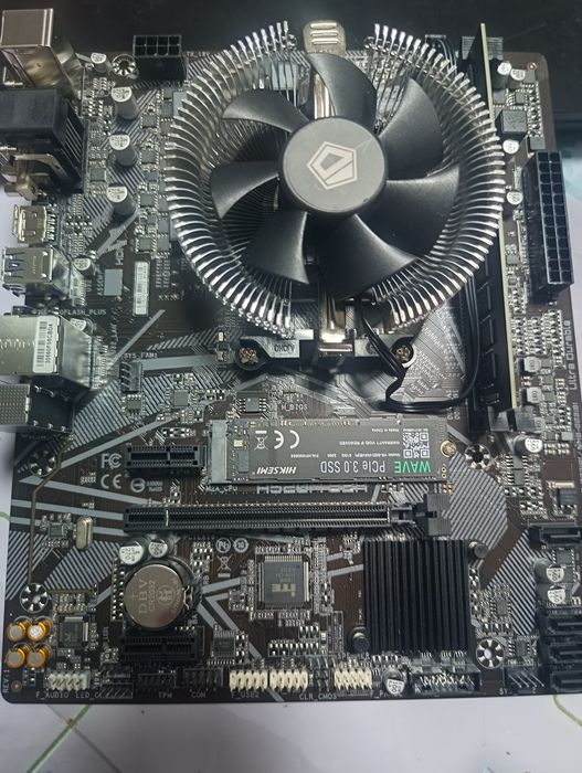 Продам комплект Amd R5, мат плату, ОЗУ, SSD. Срочно