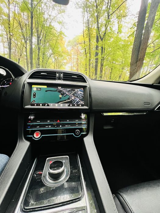 Jaguar F-pace / Automat / 11.2020 E6 / Diesel 2.0 / 4X4 / Navi Mare