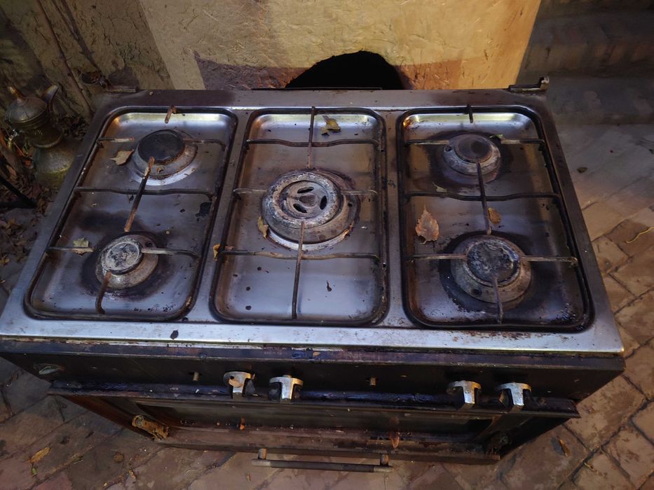 Продаю газовую плиту 5 конфорок