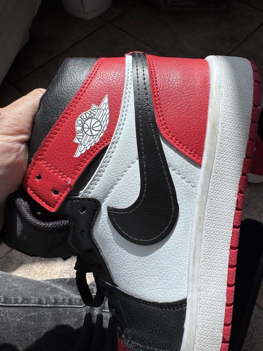 Nike Air Jordan 1 Mid "Chicago/Black Toe"