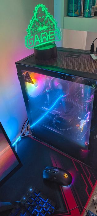 Геймърски компютър с монитор