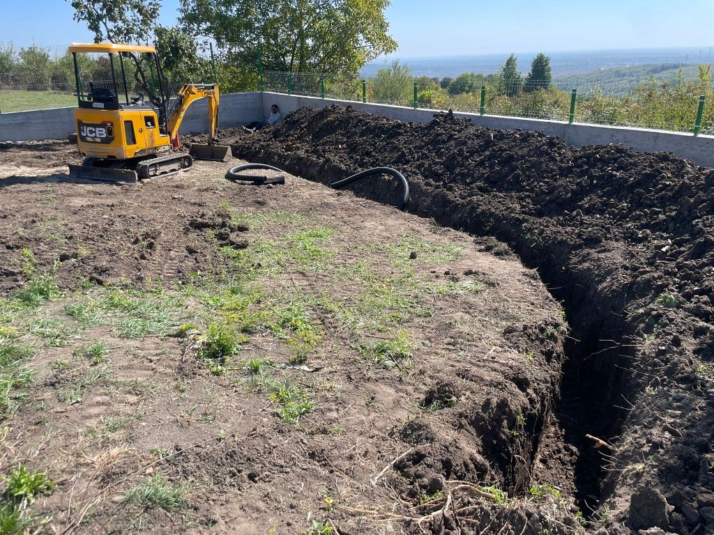 Execut lucrări cu miniexcavator