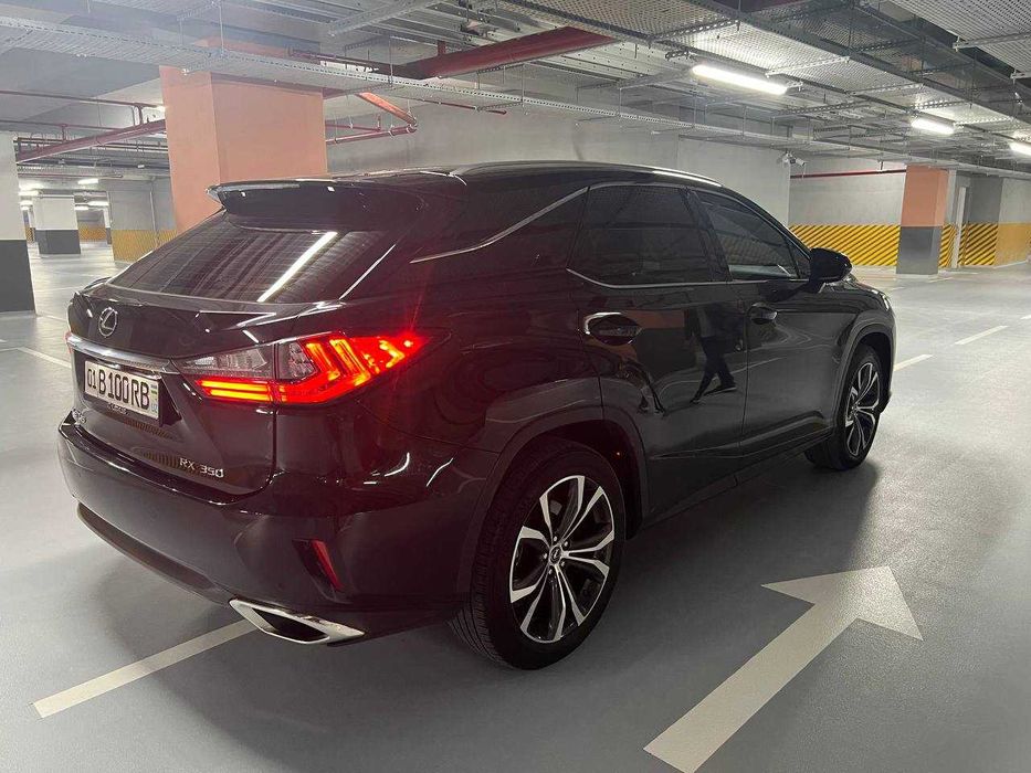 Тўлиқ шумка ва ичи қора алкантара қилинган Lexus RX-350 сотилади.