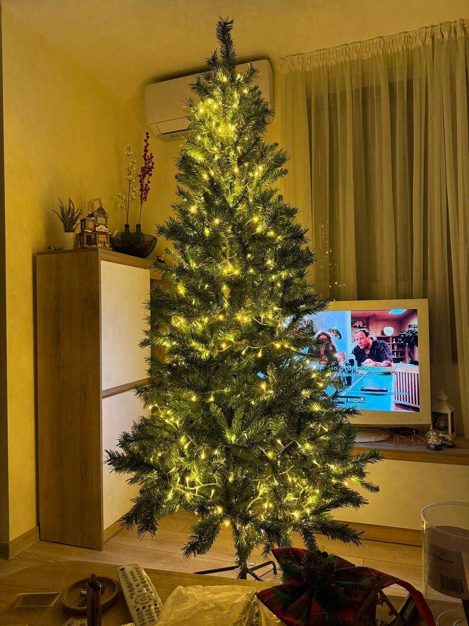 Продавам изкуствена елха Kring Dover, 210 см с играчки и гирляндa.