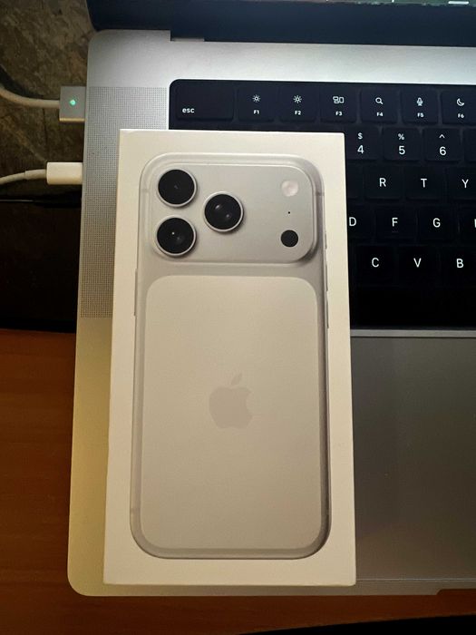 iPhone 17 Pro 256GB Silver Неотварян, Бартер за Pro Max