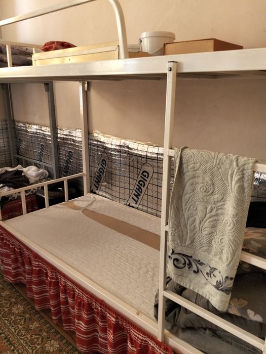 Qizlar va ayollar uchun yotoq joy.