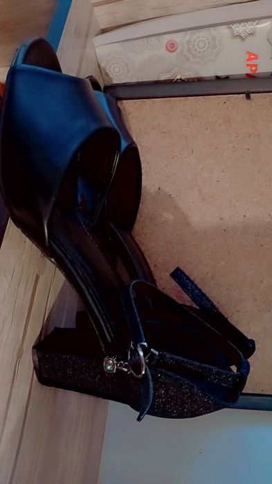 Vecherniy skromniy qora tufli