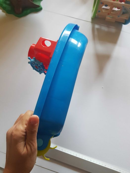 Barca albastra pentru baita