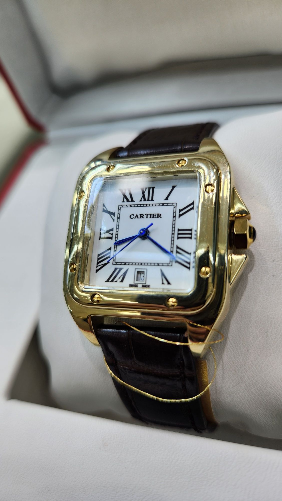 Золотые часы Cartier.