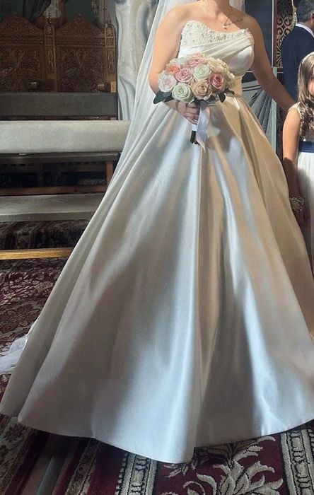 Rochie de mireasă cu trenă si corset reglabil