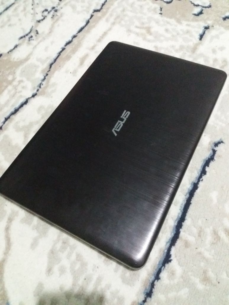 Asus notebook sotiladi