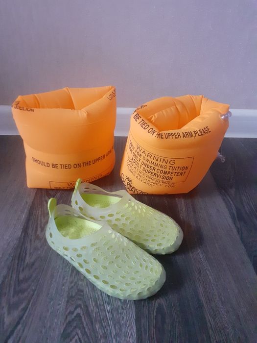 Надувной рукав и сандали для купания