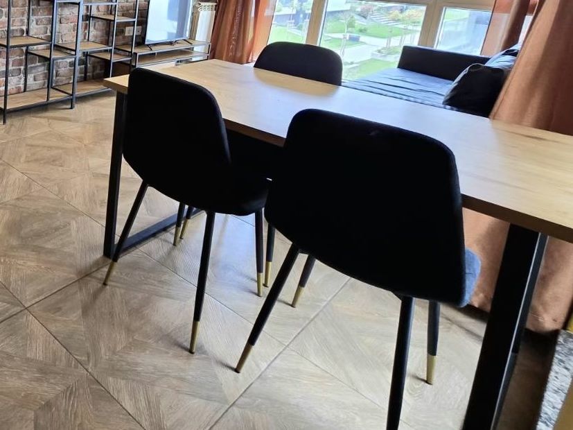 маса AABENRAA 90х120 цвят топъл дъб и столове подарък